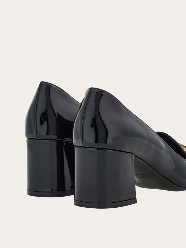 Pump with Gancini ornament - Image 7